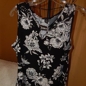Ladies BY design Sleeveless Blouse - top - shirt  Size M  Black and White